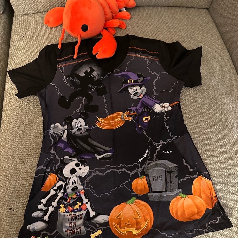 🎃🍩 Disney Halloween scrub top with Mickey & Goofy Characters ✨